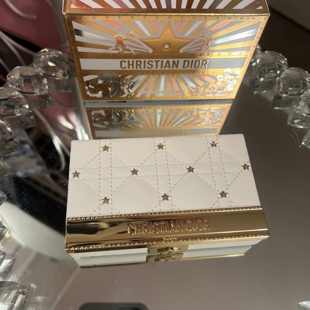 Christian Dior Holiday 2025 Holiday Iconic Eye Palette - Picture 4 of 6